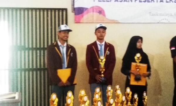 Penyerahan Trophy Kejuaraan LKS SMK ATPH 2023